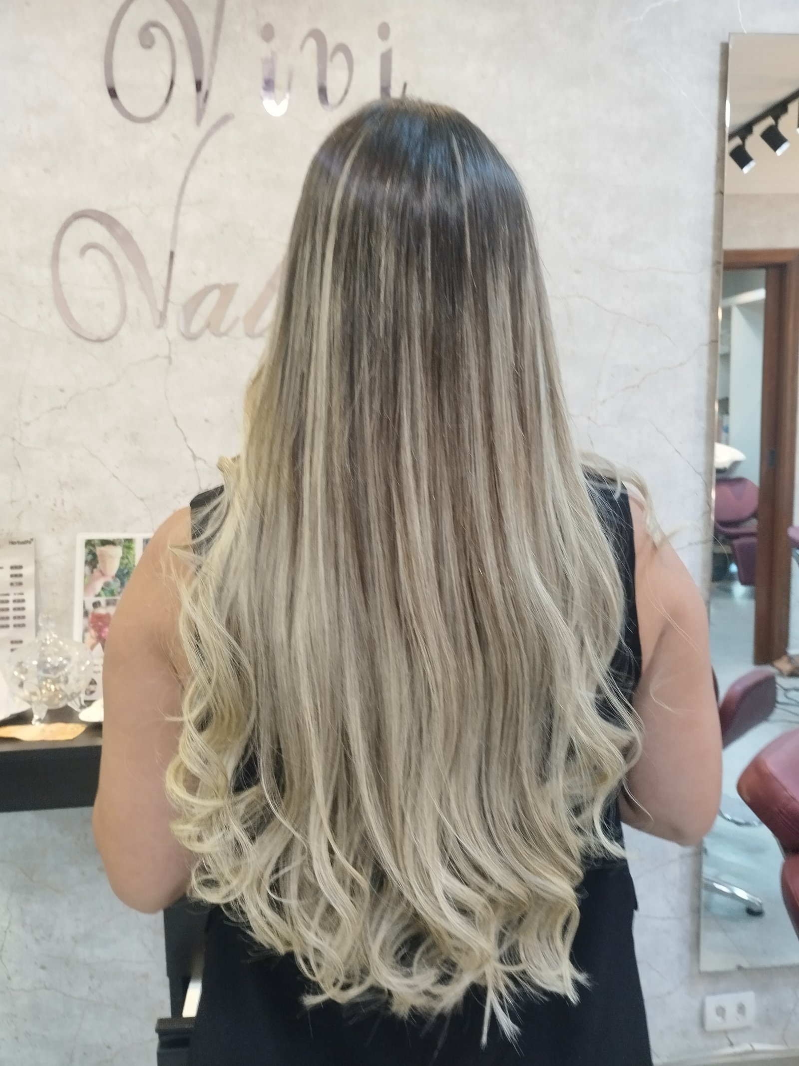 Depois: cabelo loiro longo, volumoso e finalizado